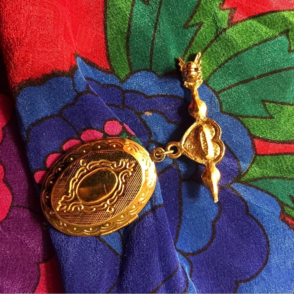 Vintage Cupid Gold Locket with Cherub Design Charm - Picture 6 of 9